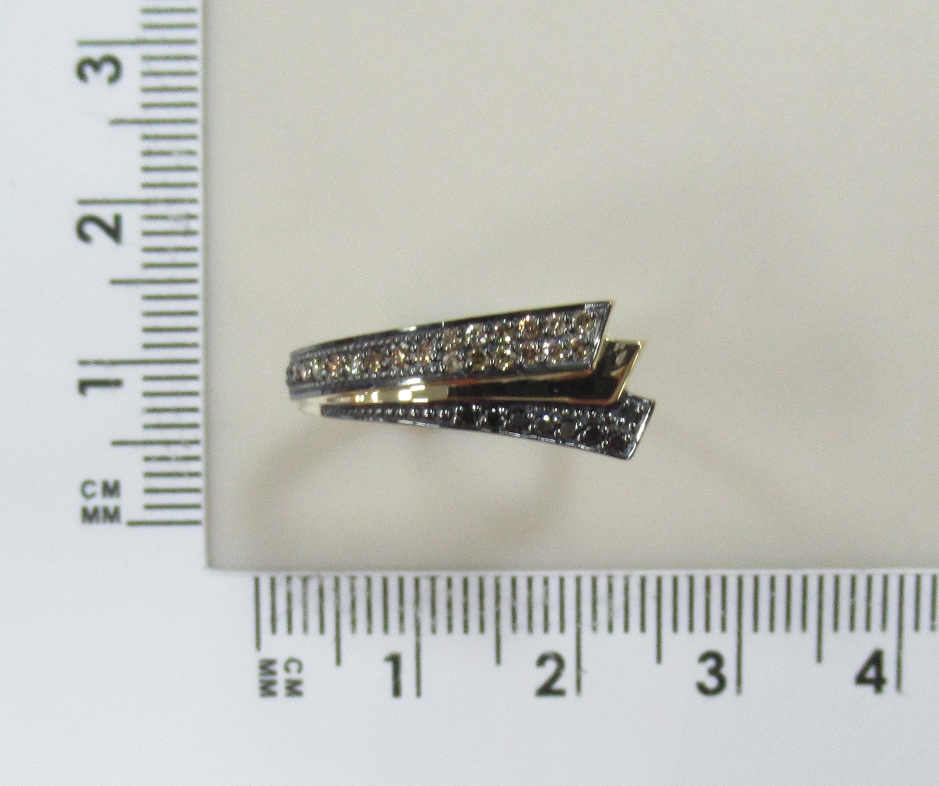 Кольцо из желтого золота с коньячными и черными бриллиантами